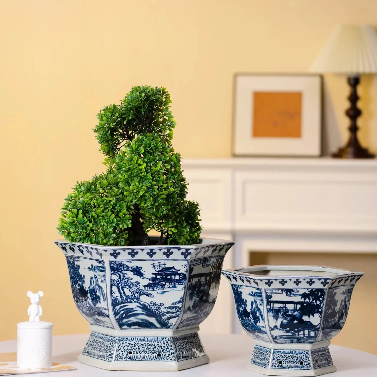 Ceramic hand-painted blue and white porcelain B & B tea room living room entrance flower arrangement