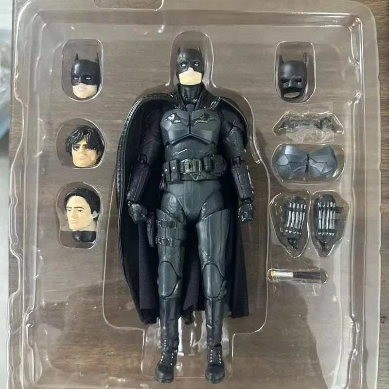 متوفر في المخزون تماثيل الرسوم المتحركة باتمان مافيكس روبرت باتينسون نسخة الفيلم تمثال 6 بوصة دوري العدالة باتمان عمل هدية للأطفال