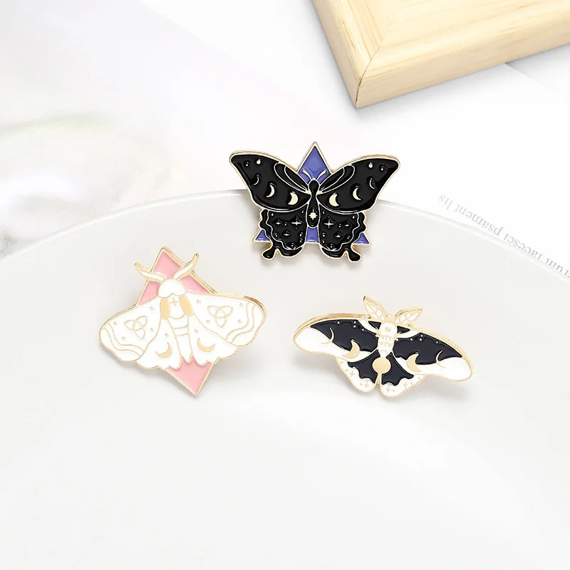 Polilla feliz, hermosa mariposa, buen amigo, combinación de broches, bolso de mezclilla, accesorio de insignia moderno y versátil