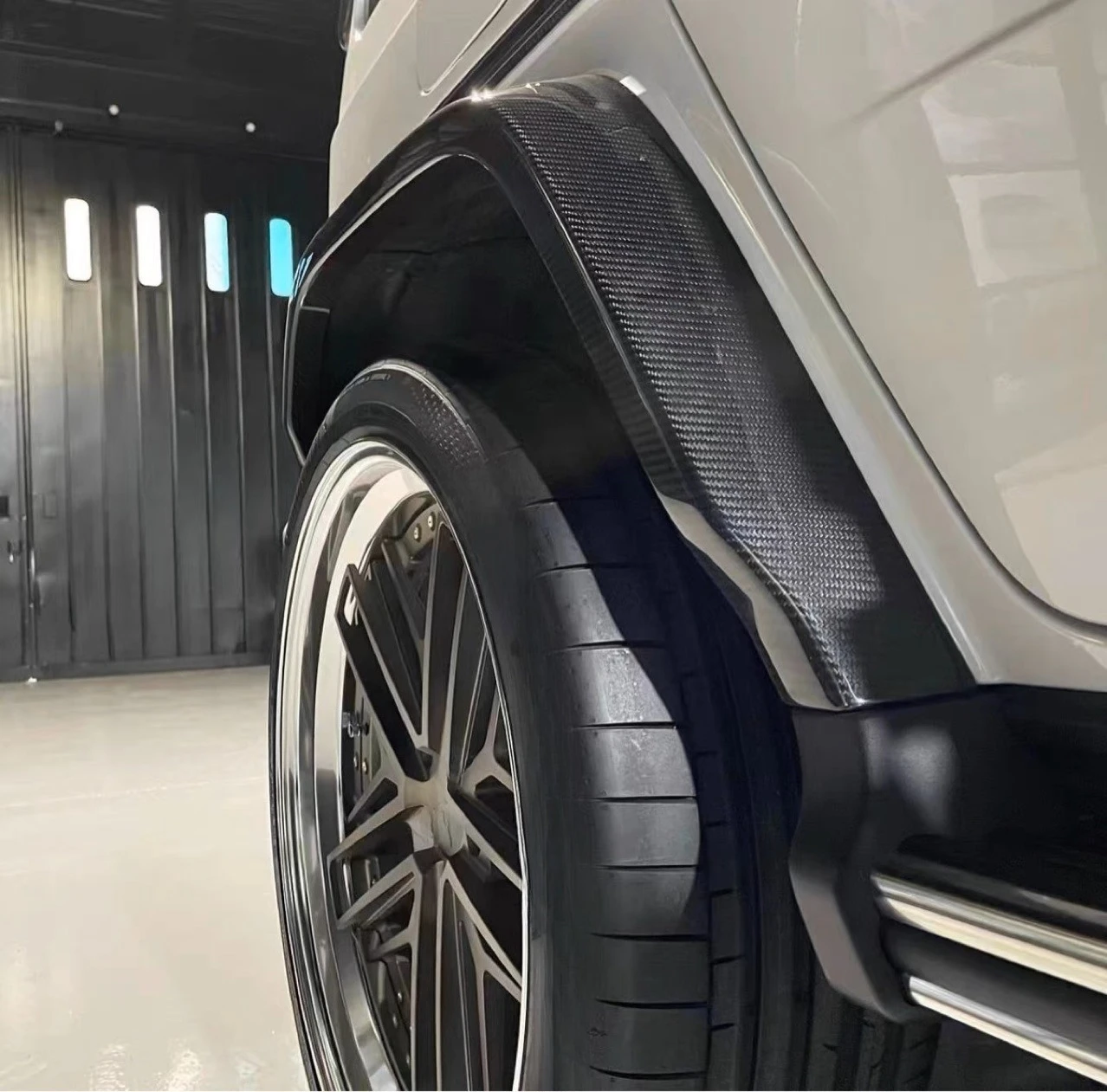 Suitable for the new Mercedes-Benz G-Class dry carbon fiber wheel eyebrow G500G350G63G55W464 modified Maisha sharp wheel eyebrow