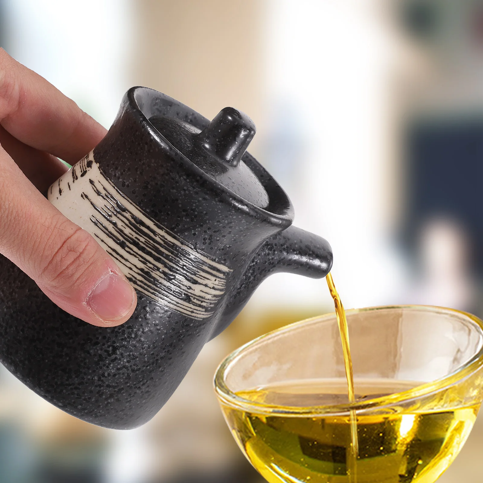Botella de cerámica resistente para salsa de soja y Sushi, bote de aceite acanalado, apto para lavavajillas, contenedor de vinagre, suministro de cocina, color negro, 1 ud.