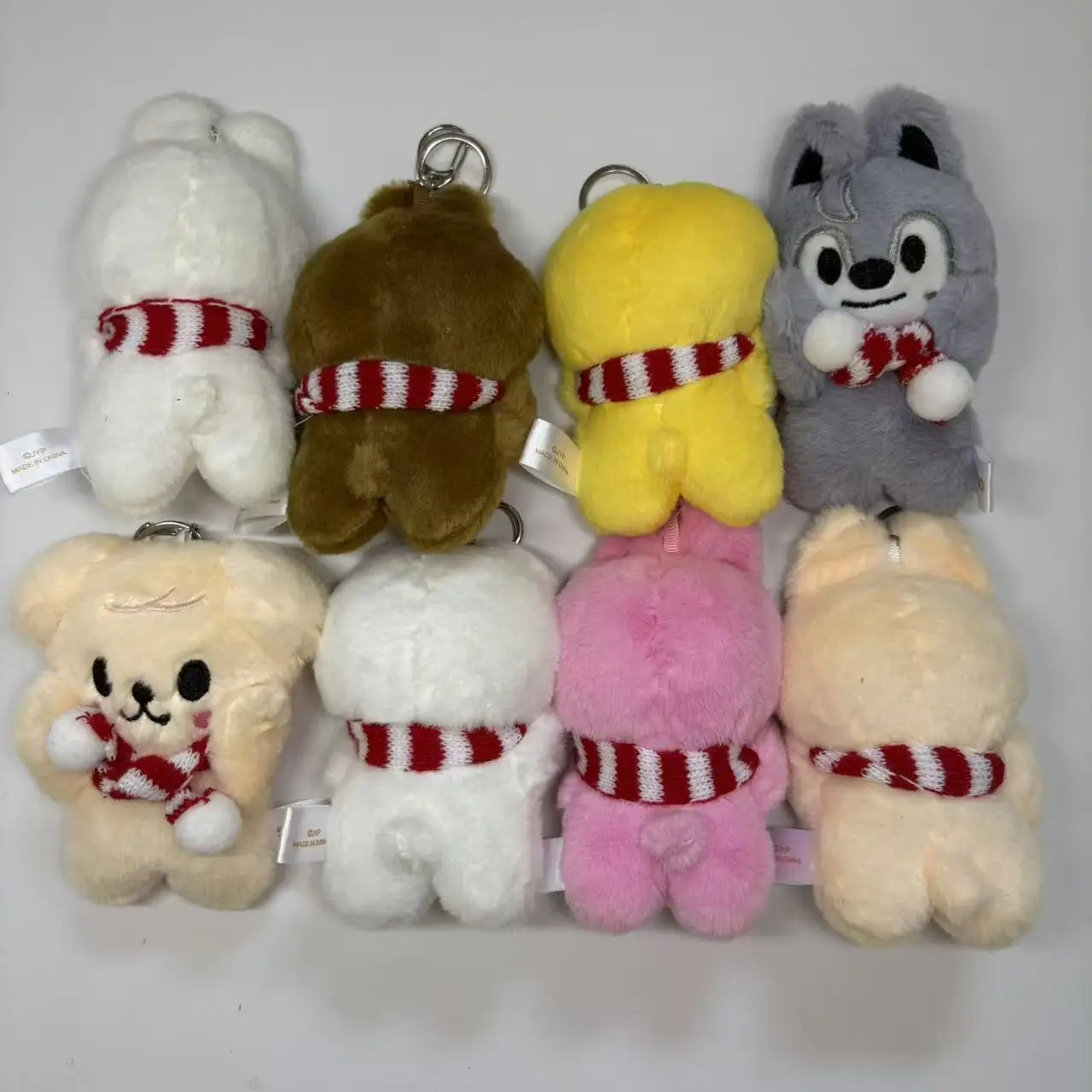 KPOP الضالة الاطفال أفخم المفاتيح دمية مغناطيسية SKZ فول العين يرتدي وشاح عيد الميلاد عناق الوجه المغناطيسي دمية المفاتيح لعبة أطفال