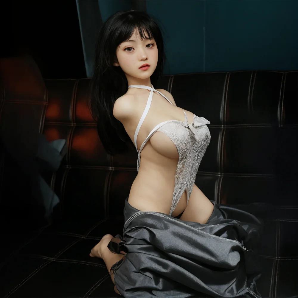 دمية جنسية رائدة نصف طول، تأتي مع شعر مستعار بنفس النمط، وتتميز تمثالًا حقيقيًا بأرجل طويلة وواقعيًا