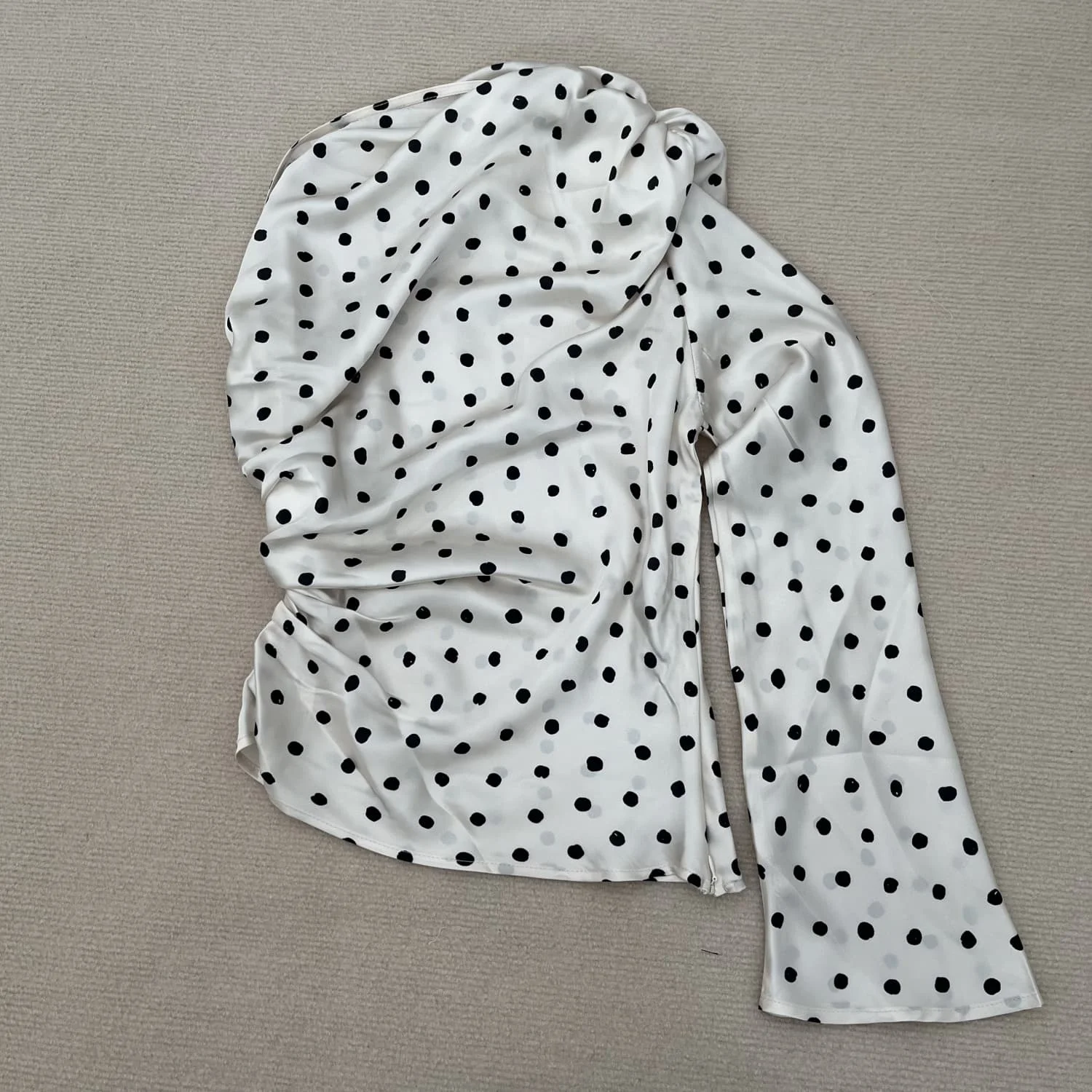 

Kar&Otza women's 2024 autumn and winter new polka dot top with shoulder pads asymmetrical off shoulder fashion long sleeved shir