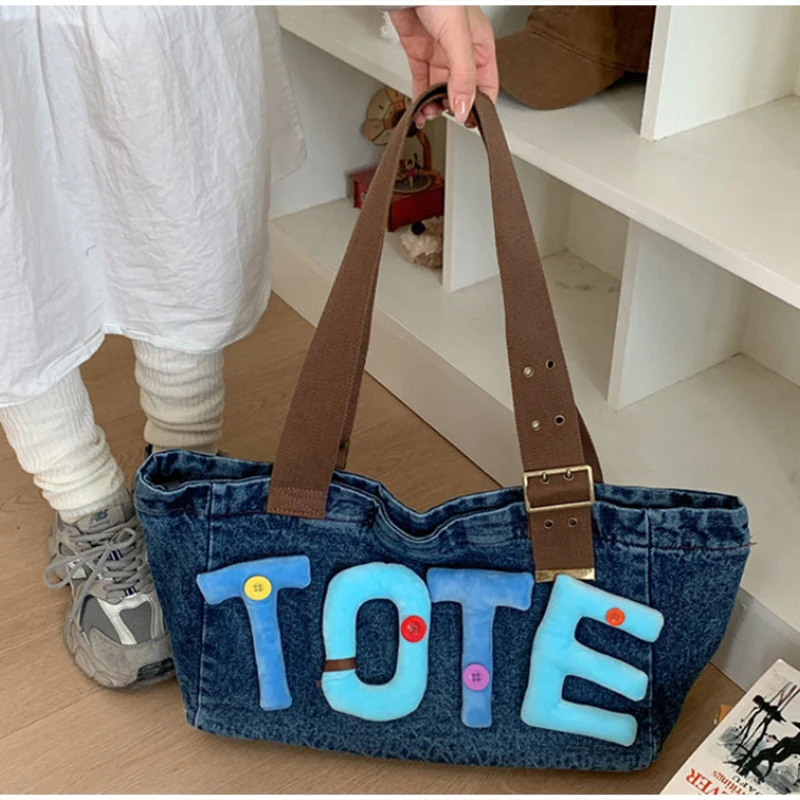 Gewaschene Denim Vintage Schultertasche, Große Kapazität Y2k Mädchen Flauschige Buchstaben Farbige Knöpfe Tragetasche, Hobo Pendler Canvas Handtasche – Detail 17