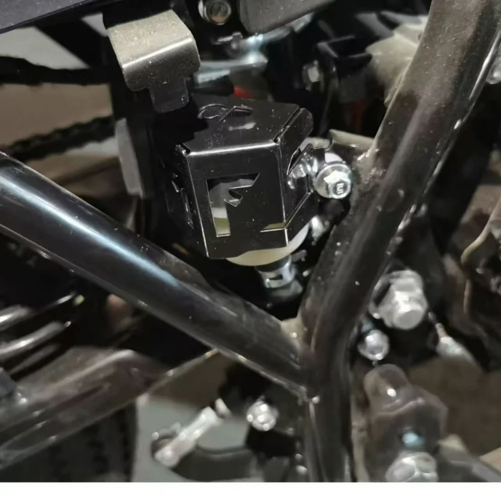 For the Speed 400 Scrambler 400 X, the specially modified brake pump cover and the oil tank protective cover