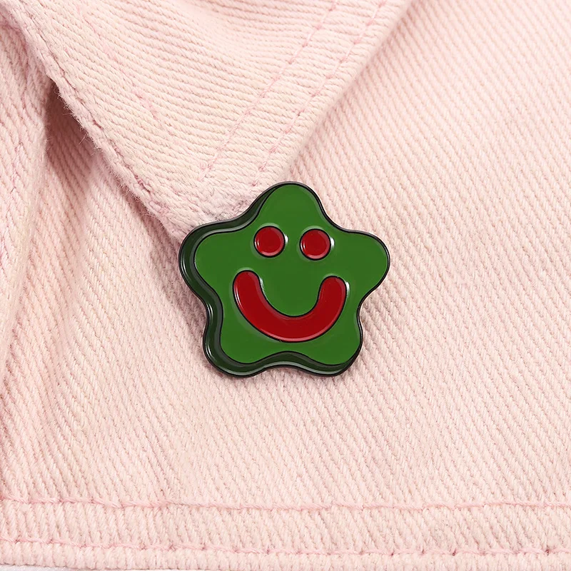 Cute starfish-shaped brooches, green five-pointed star alloy badges, clothing and accessory pins for friends as gifts