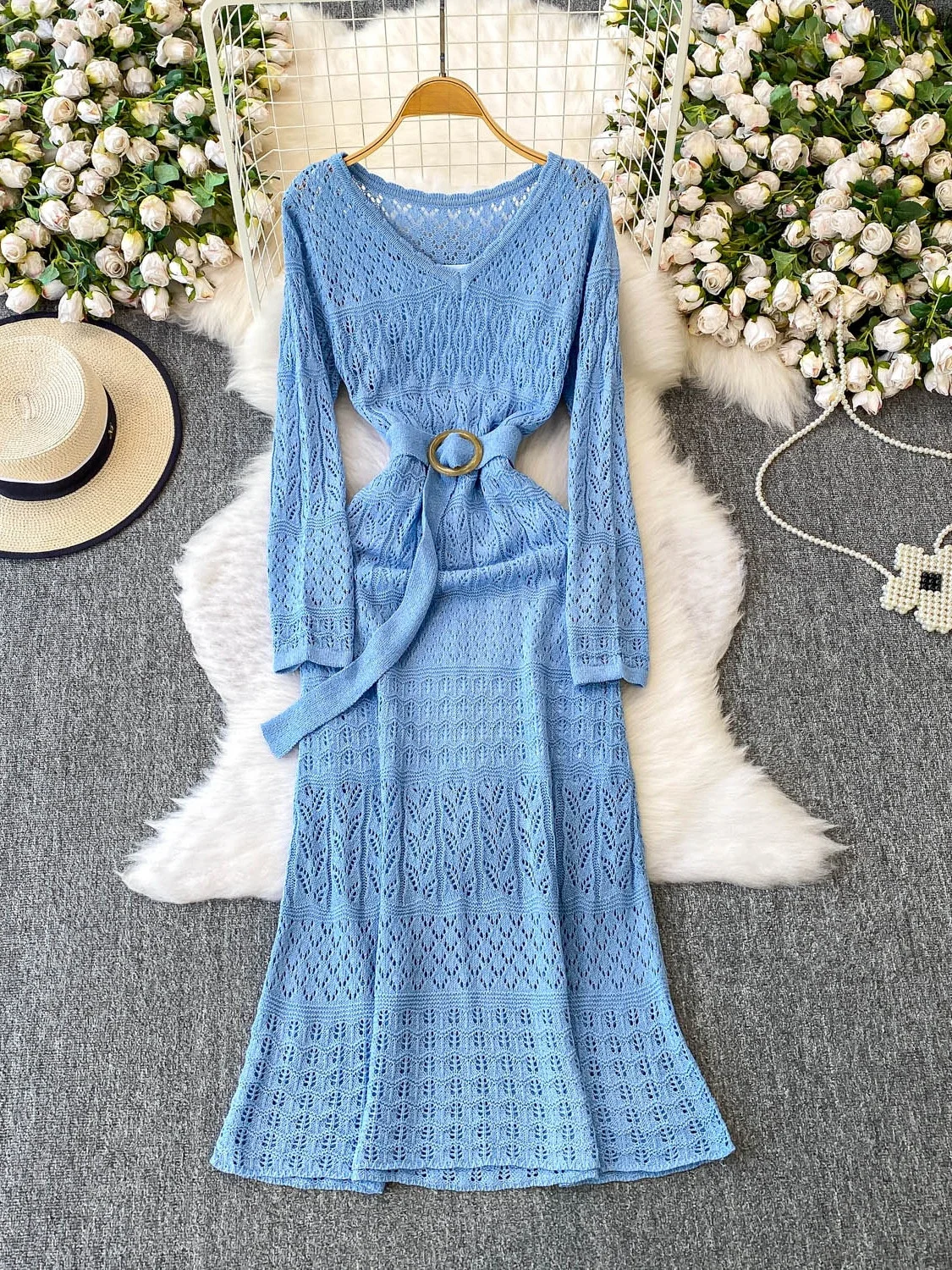 Czerwony, leniwy, ażurowy, dzianinowy top z dekoltem w serek, damski, jesienno-zimowy, elegancki, długi, z frędzlami, bielizna, ramiączka.