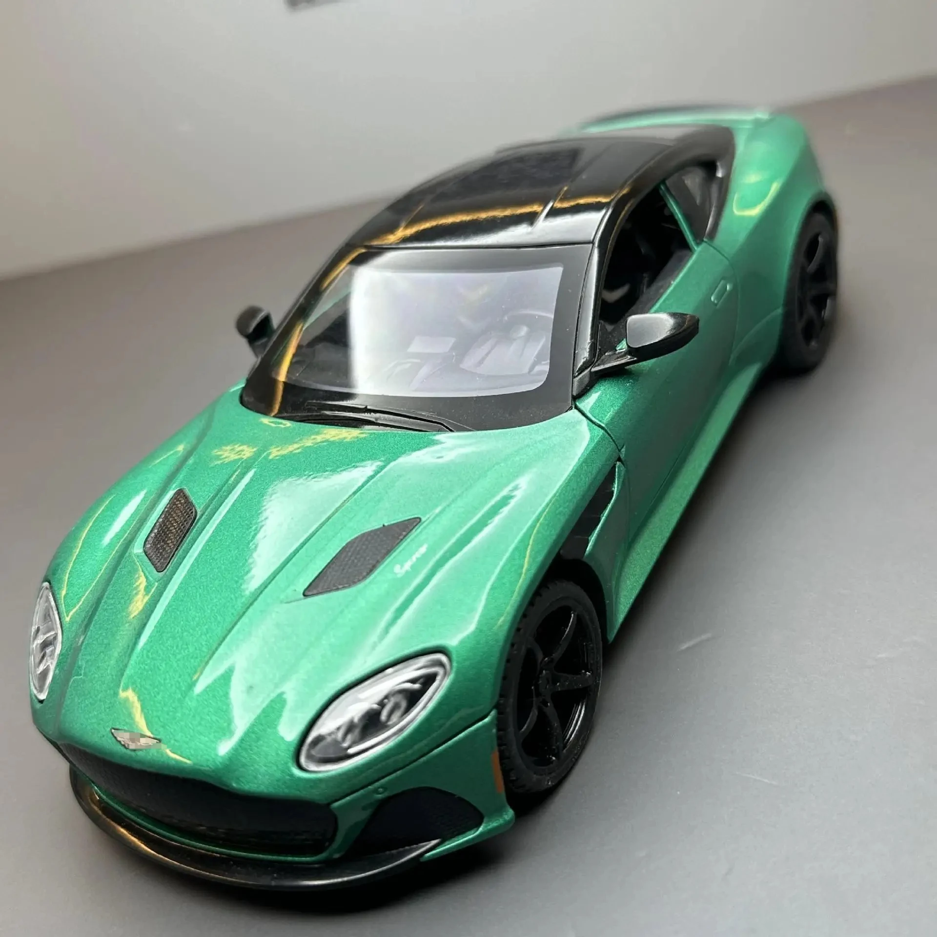 Alloy 1:22 DBS Car Model Diecasts Toy Car with Sound and Light Model Pendants Metal Collection Voiture Miniature