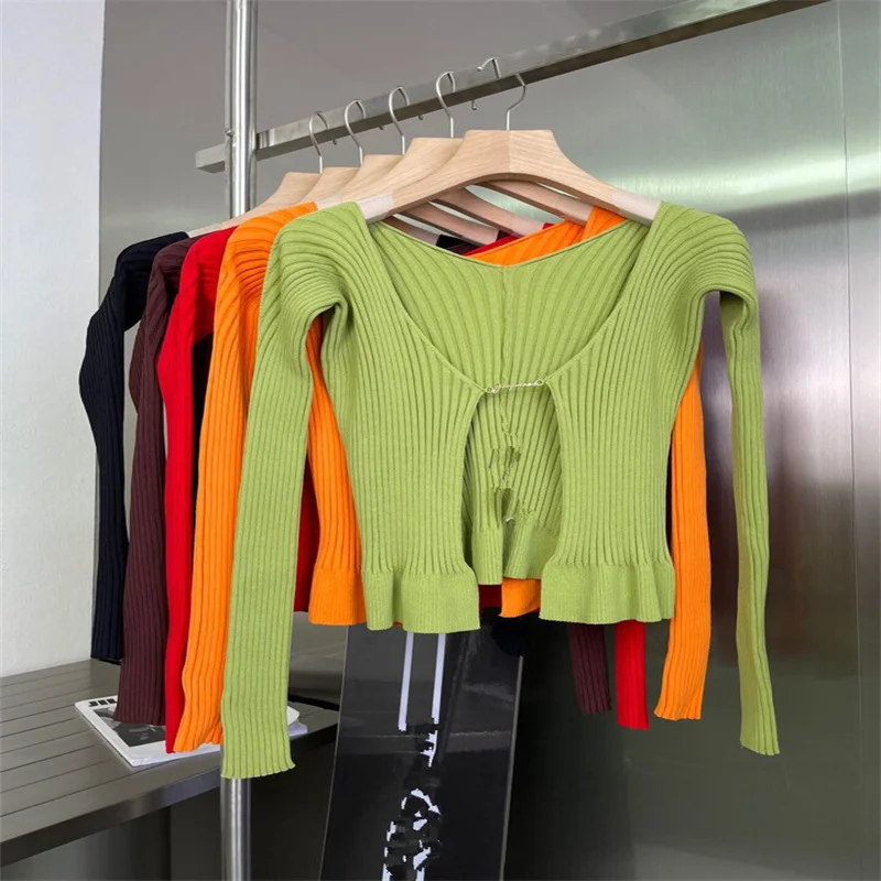 2022 Fashion Women Sweater Black Green Brown Green Slim Striped Women\'s Short Tops Metal Chain Knitting V-Neck T-shirt