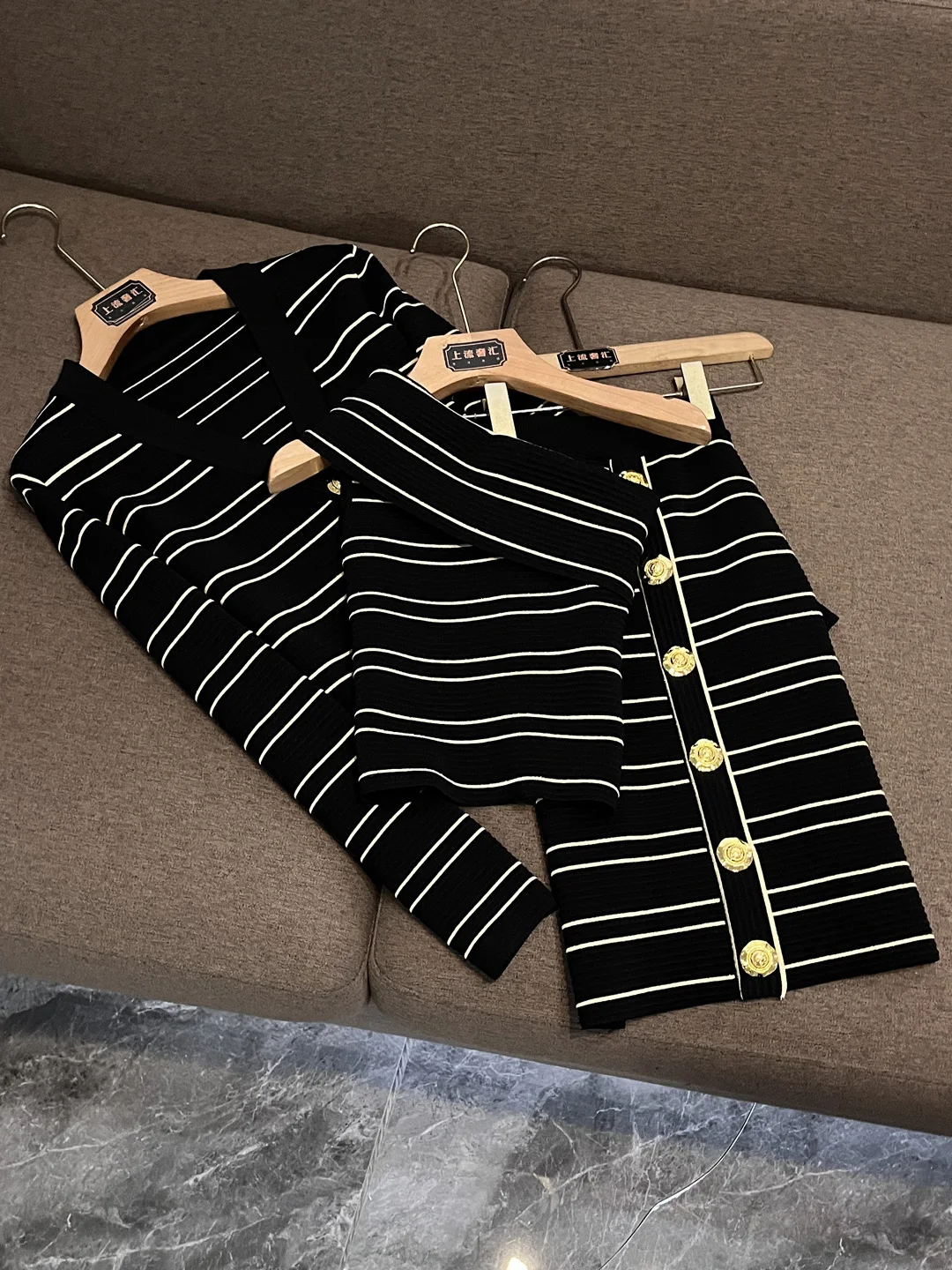 

Faionable Knitted Gold Tead Asymmetrical oulder Vest And Skirt Set Autumn Winter New Arrival Women's Ensemble