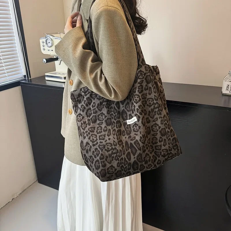 This Year The Popular Leopard Print Bag Women's 2024 New High-end Casual Shoulder Bag Large-capacity Commuter Tote Bag