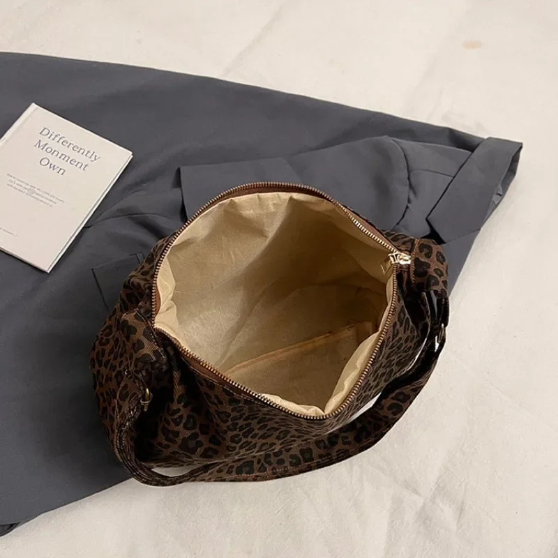 العصرية عارضة المنسوجات الناعمة حقيبة كتف المرأة سعة كبيرة ليوبارد طباعة الإناث الرجعية حقيبة كروسبودي للتنزه #6