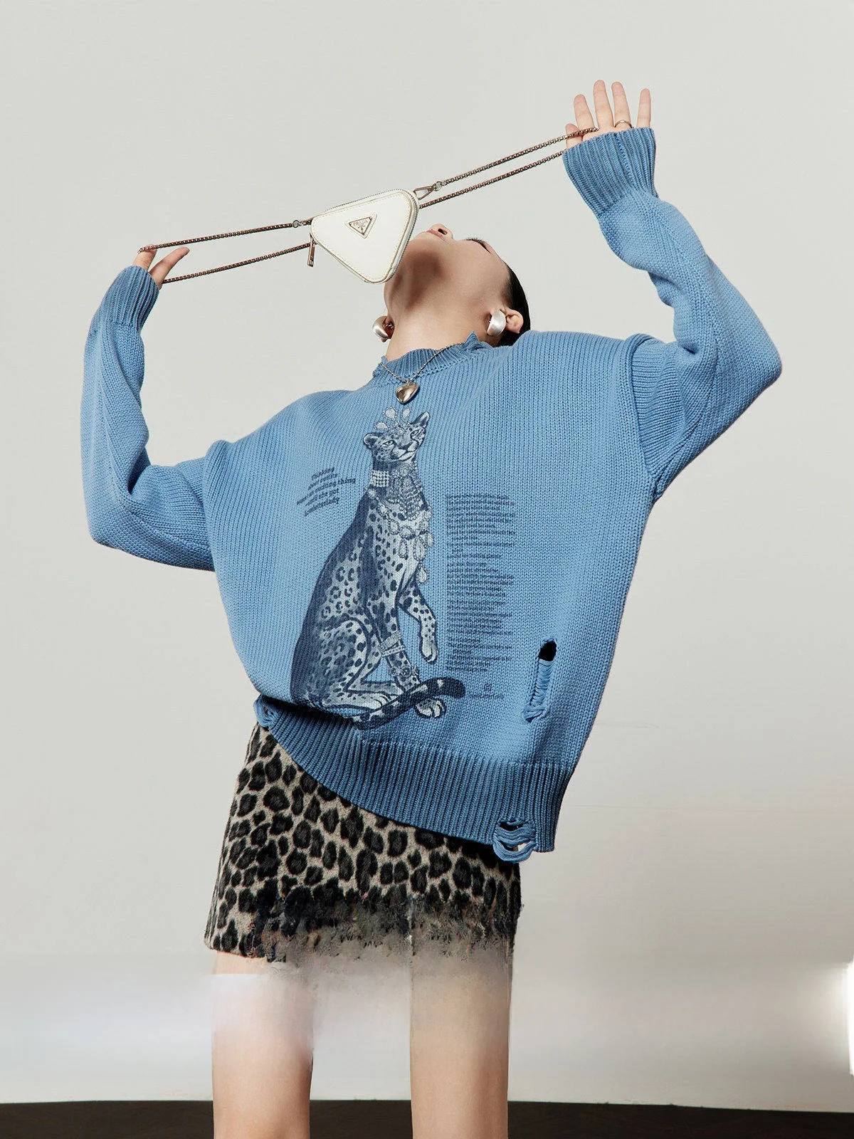 

Синий вязаный свитер Queen для женщин, свободный крой, длинный рукав, повседневный стиль, винтажный дизайн с дырками, весенняя новинка от Zhou Li Wu