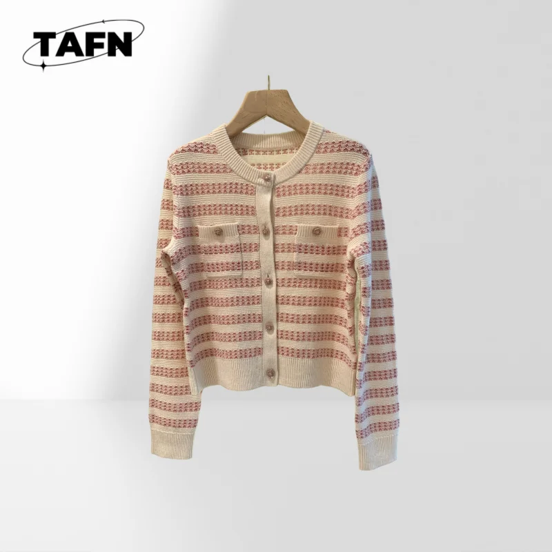 

Женский классический кашемировый кардиган-свитер – ретро-дизайн для повседневного комфорта. Высококачественный трикотаж для повседневной элеганты AJ1310.