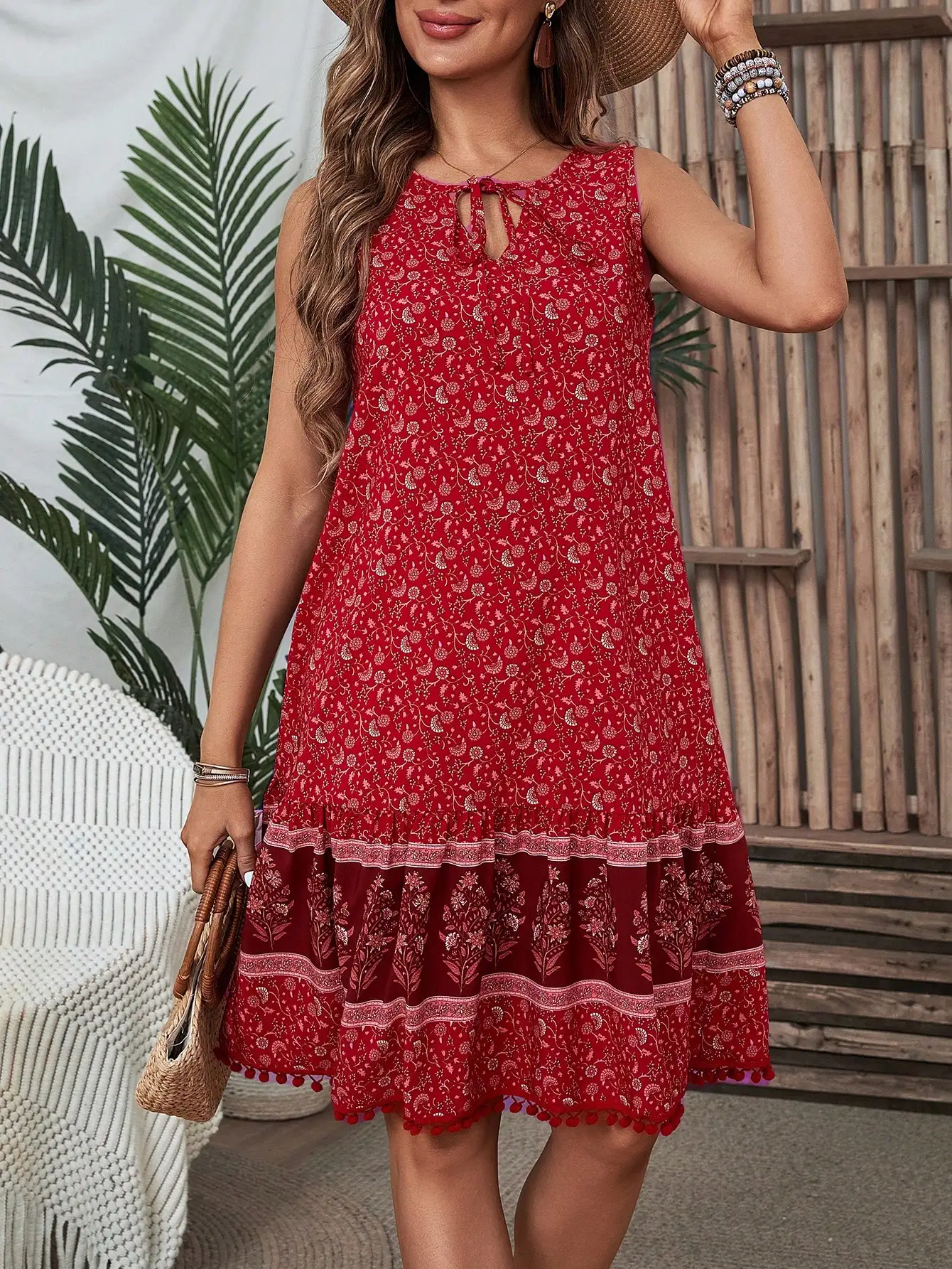 

Красное платье А-силуэта без рукавов с цветочным принтом, многоярусным подолом и отделкой из помпонов