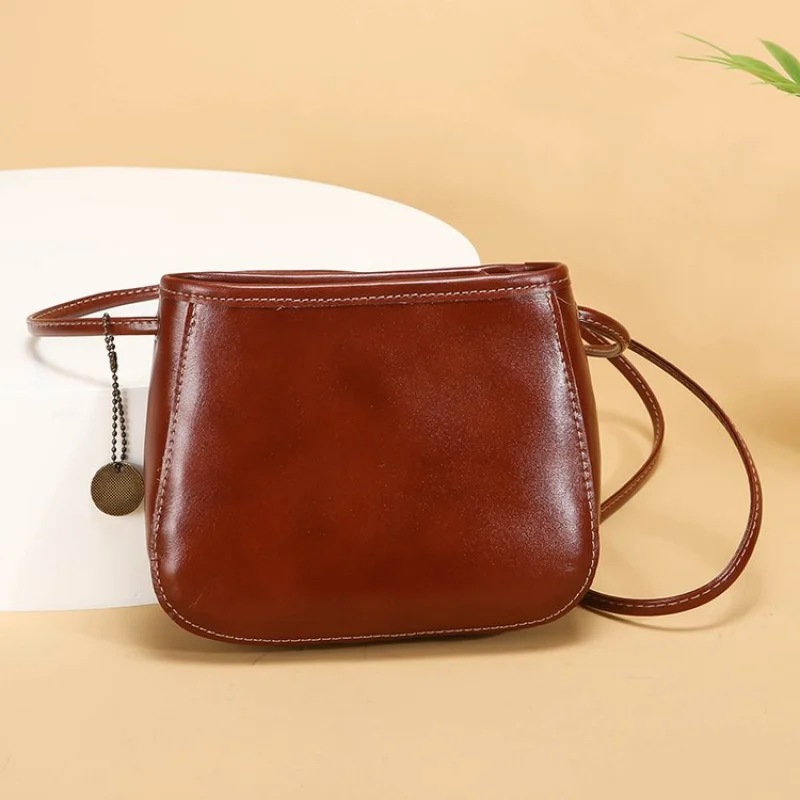 

Trendy Crossbody Bag For Ladies With A Simple Vintage Look And Luxury Leather Material For Style