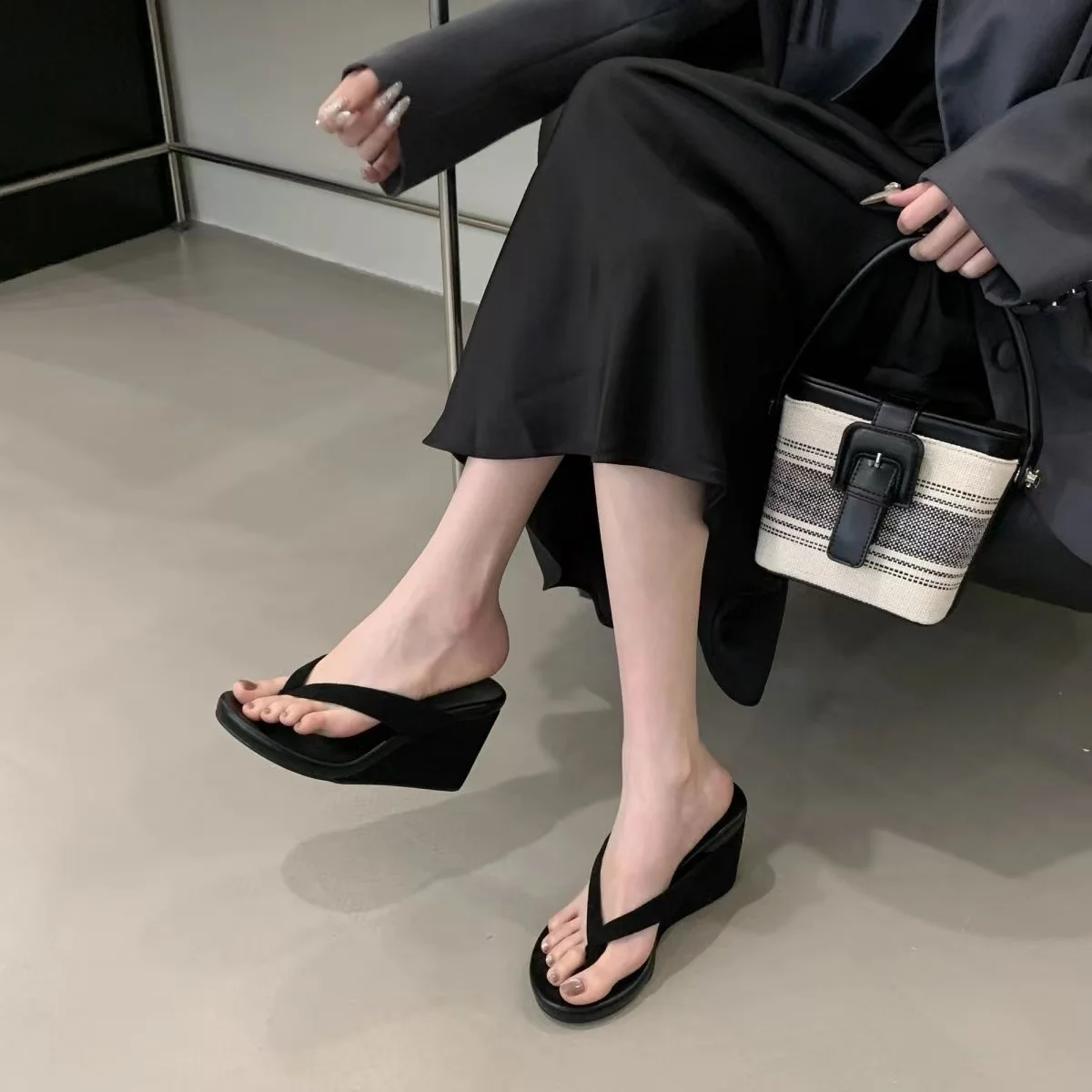 Damen Neue Sommer Outdoor Rundkopf-Keilabsatz-Zehenstegsandalen Strand-High-Heel-Sandalen Bequeme Gummisohlen-Slipper – Detail 3