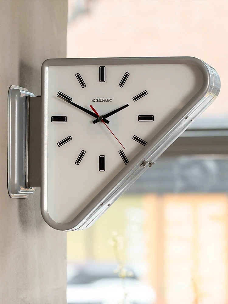ساعة حائط مثلثة معدنية على الوجهين، ساعة حائط صامتة، ديكور حائط بسيط #4