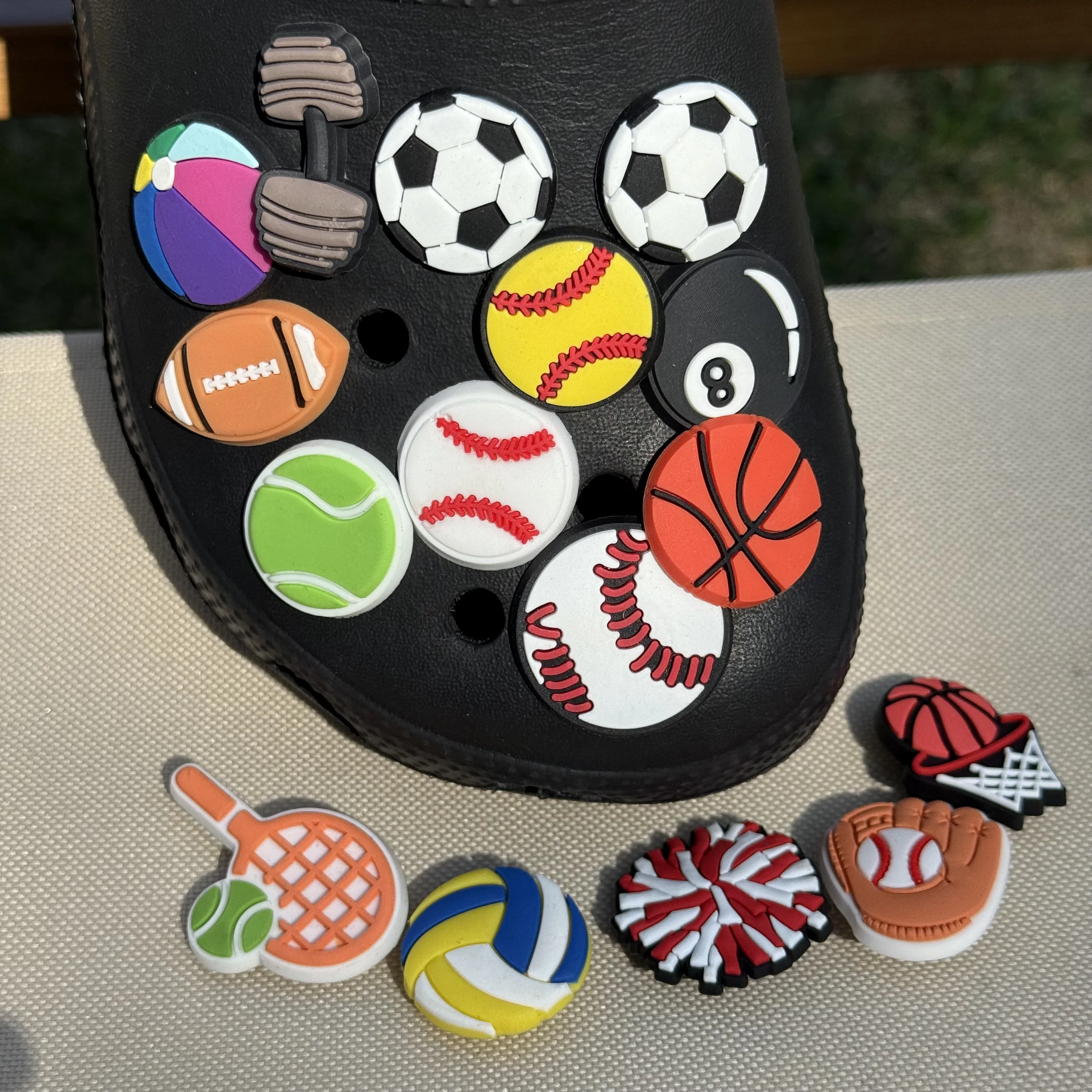 16–50 Stück Fußball Basketball Tennis Kinder PVC Schuhe Dekorationen Mix Sport Sandalen Schnalle Charm DIY Handyhülle