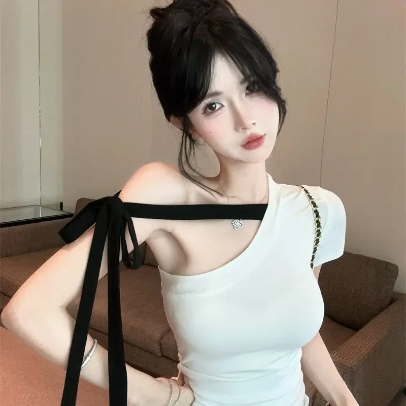 Camiseta de estilo coreano para mujer, camisetas informales de manga corta con hombros inclinados de Color contrastante, Top ajustado de verano 2025