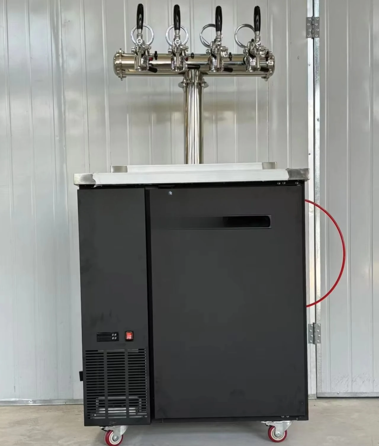 Langlebige Biermaschine aus lebensmittelechtem Edelstahl mit Abgaberad