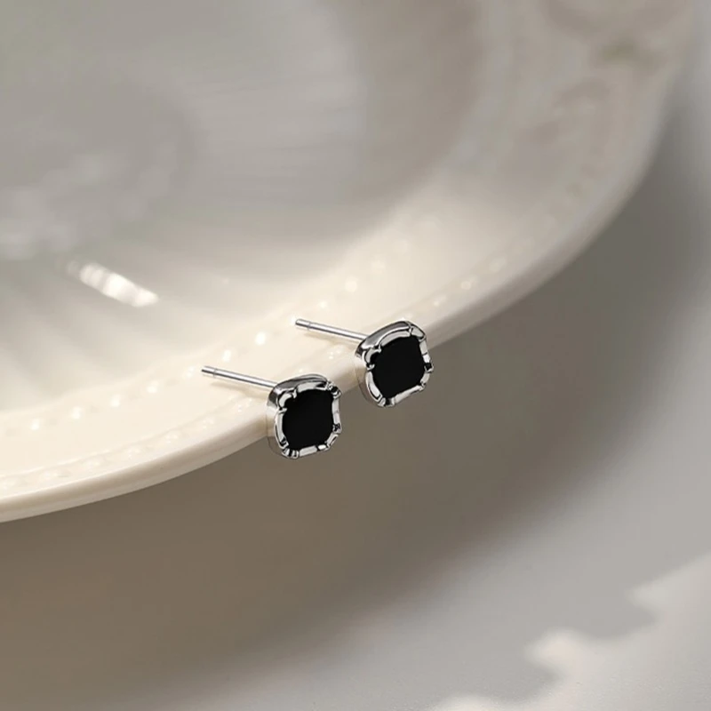 

Серьги-гвоздики из серебра 925 пробы, черные, модный новый стиль для женщин, простой элегантный индивидуальный дизайн, элитные украшения для ушей