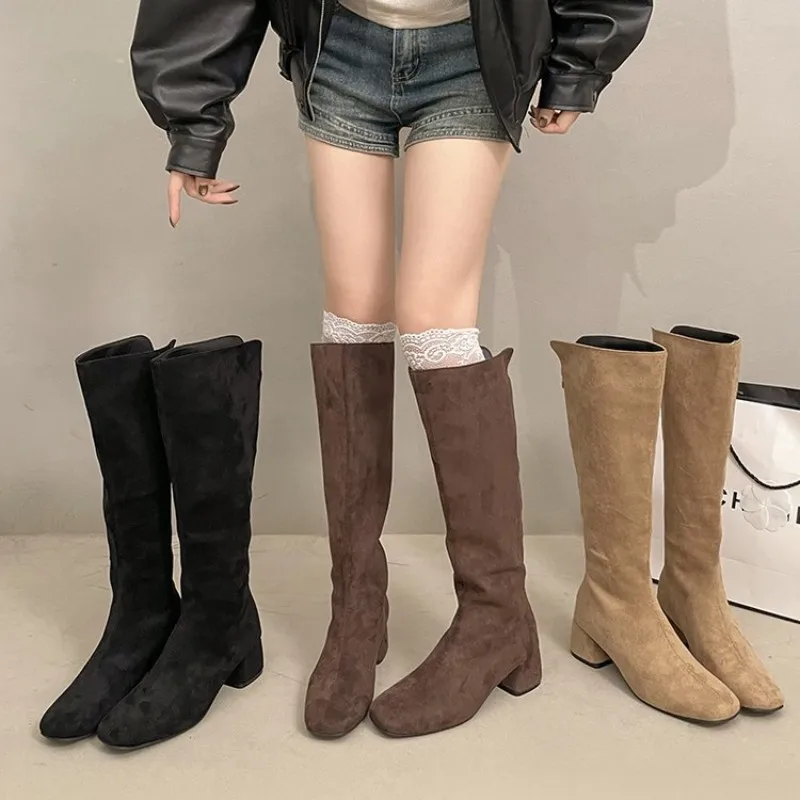 Herbst/Winter Damen-Stiefel mit Rundem Zeh und Dicker Sohle - Elastisch - Rückseitiger Reißverschluss - Samt-Finish - Bequem und Warm - Absatz ist Übergroß – Detail 2