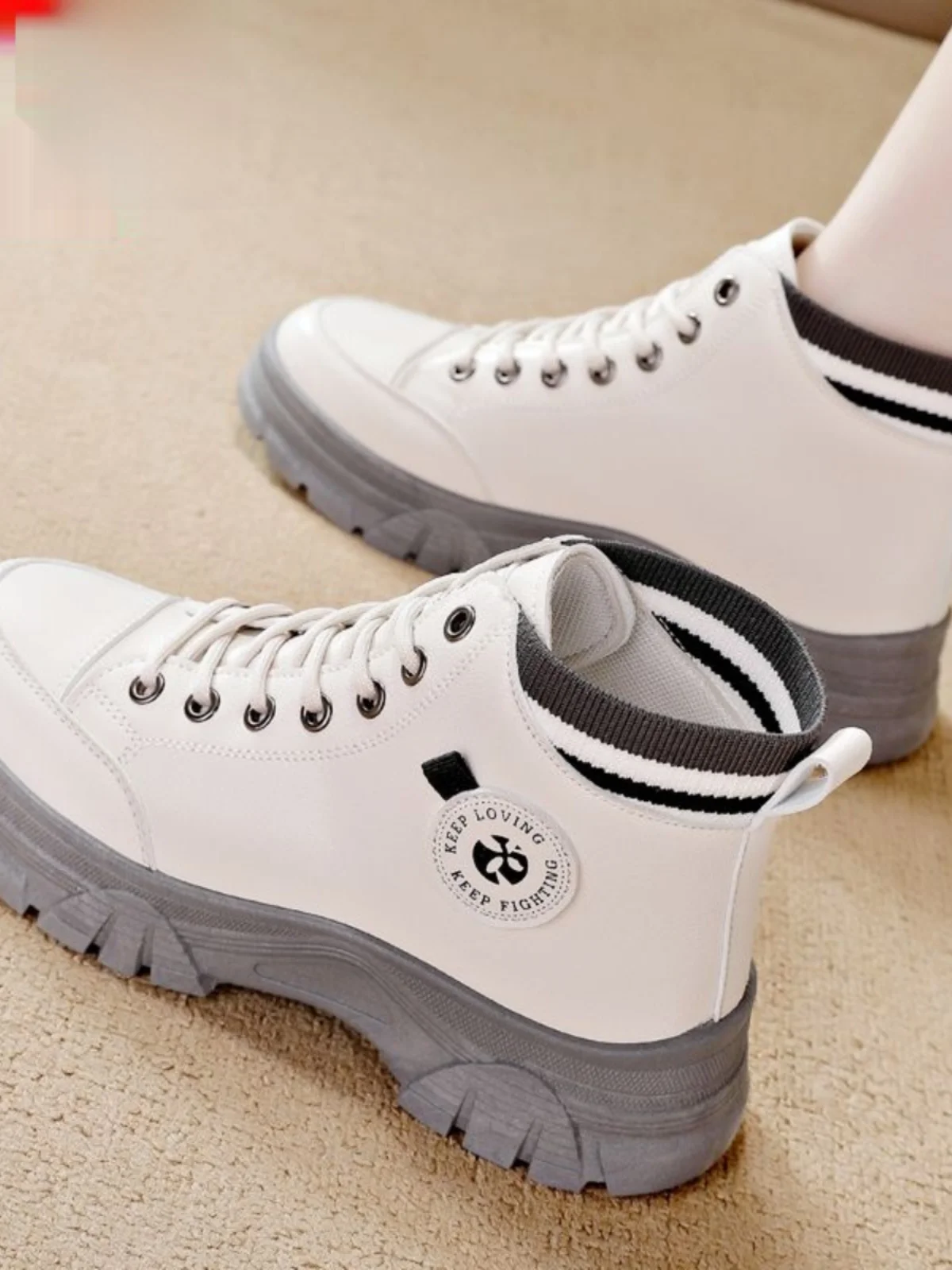 

Модные люксовые кожаные ботинки из Гонконга для женщин: высокие, универсальные, легкие, с круглым носком, на резиновой подошве.