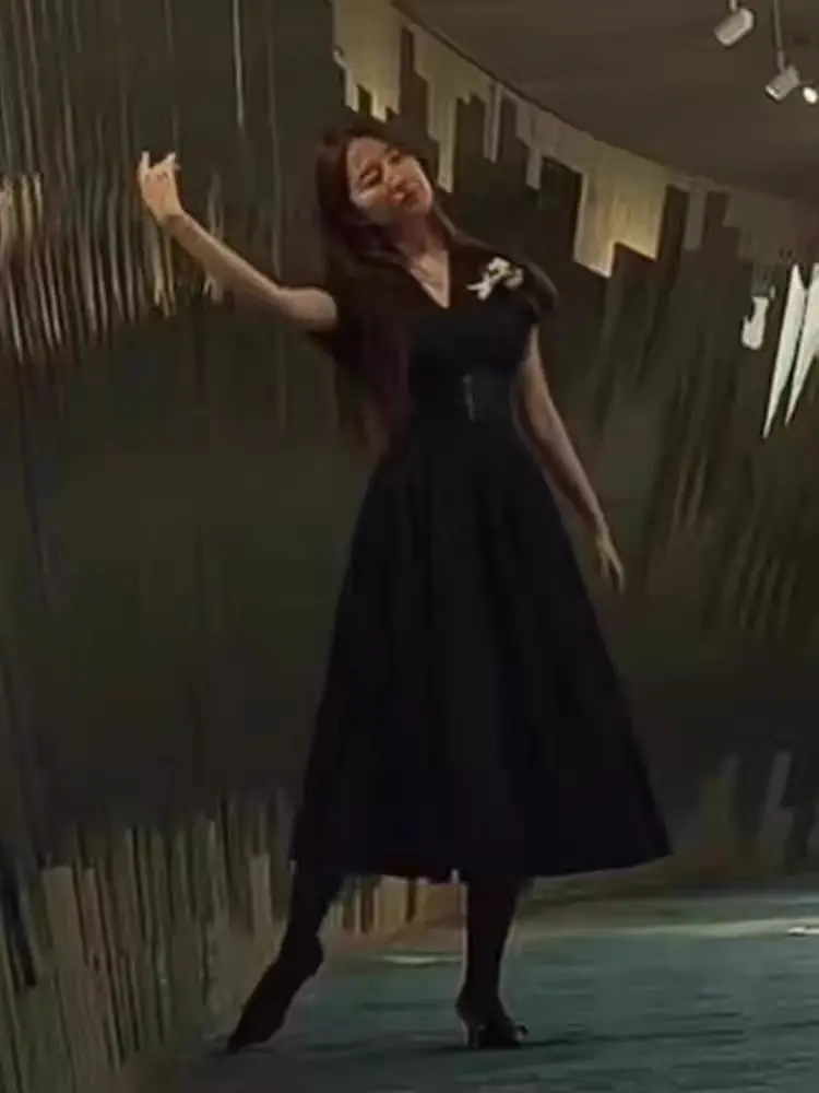 Spódnica midi w kształcie litery A, podkreślająca talię, z detalem z mieszanki bawełny, idealna na wiosnę i lato.