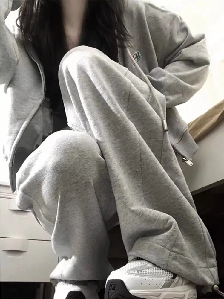 

Светло-серые спортивные штаны большого размера | Минималистичный дизайн вышивки | Праздничная уютная одежда для дома и повседневная одежда