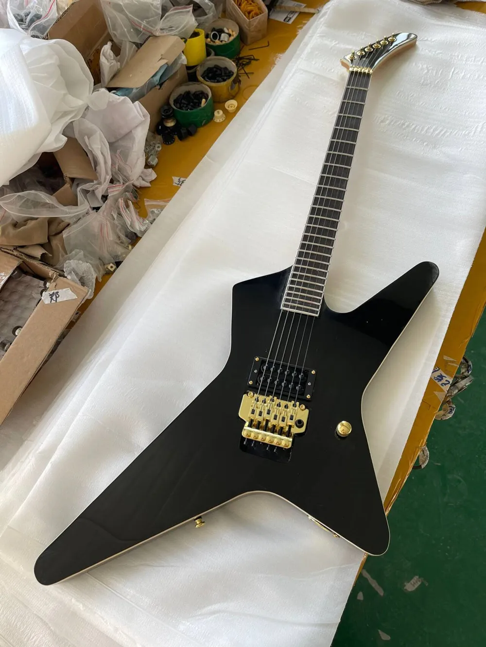Black 6 Strings Electric Guitar with Rosewood Fretboard Gold Hardware, Provide Customized Service