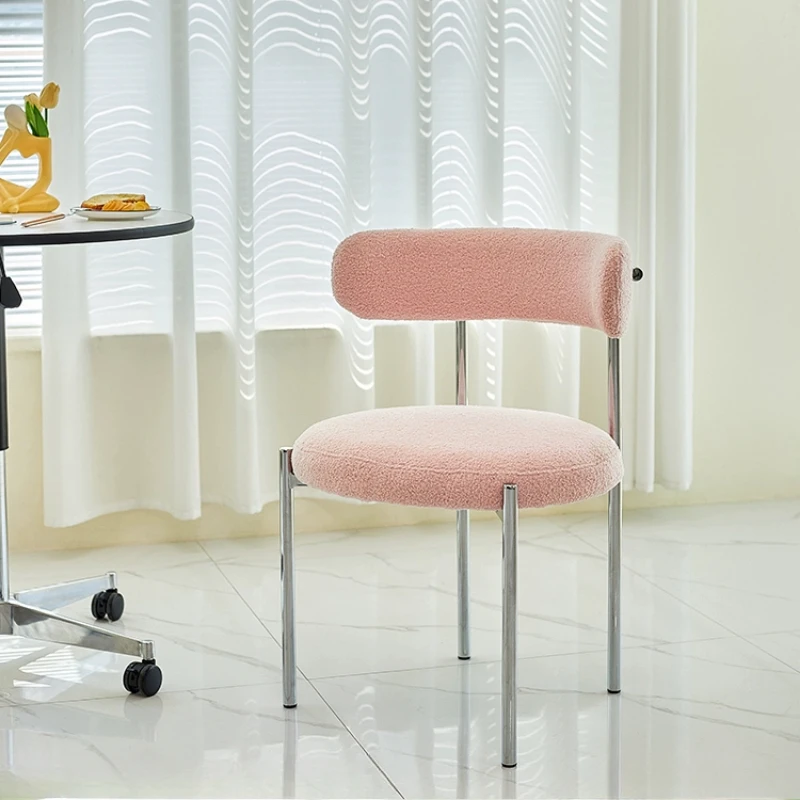 كرسي مسند ظهر منزلي على الطراز الفرنسي الخفيف على الطراز الكريمي الحديث، كرسي مكتب لغرفة النوم المنزلية، طاولة طعام وكرسي من مخمل الخروف على الطراز الكريمي