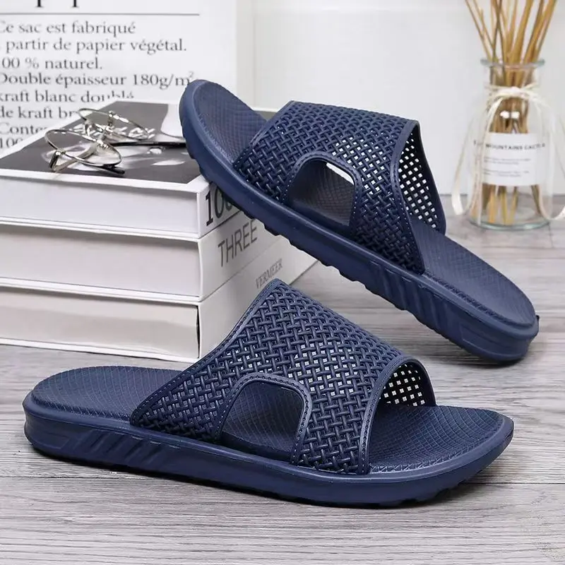 

Новые летние мужские тапочки с открытым носком и открытой плоской подошвой, мягкая подошва, нескользящие домашние тапочки с защитой от запаха, легкие тапочки для ванной комнаты
