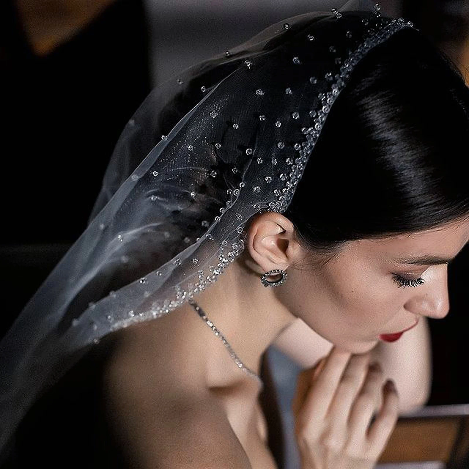 100cm Fingertip Bridal Veil Single Layer Tulle with Comb Crystal Edge Sparkling Minimalist Wedding Accessories G85