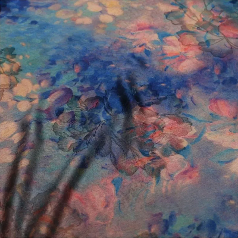 

Xiangyunsha clothing fabric is a heavyweight small cheongsam dress embroidered with tie-dyed patterns