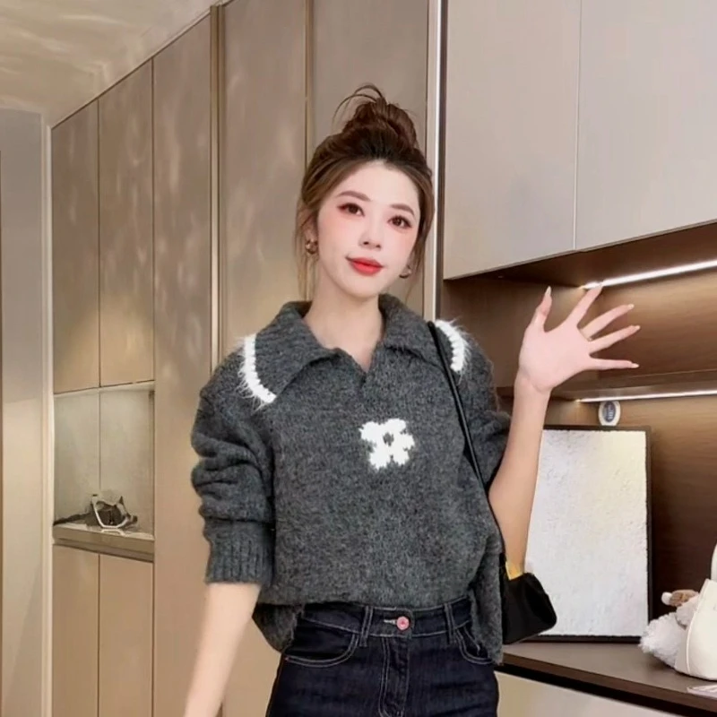 

Осень/зима 2026, новый короткий пуловер во французском стиле с лацканами контрастного цвета и цветком, свободный утягивающий вязаный свитер для женщин