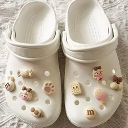 Breloques de chaussures à trous pour filles, décorations de chaussures, ours en biscuit de dessin animé, accessoires de fleurs de bricolage, bonbons mignons