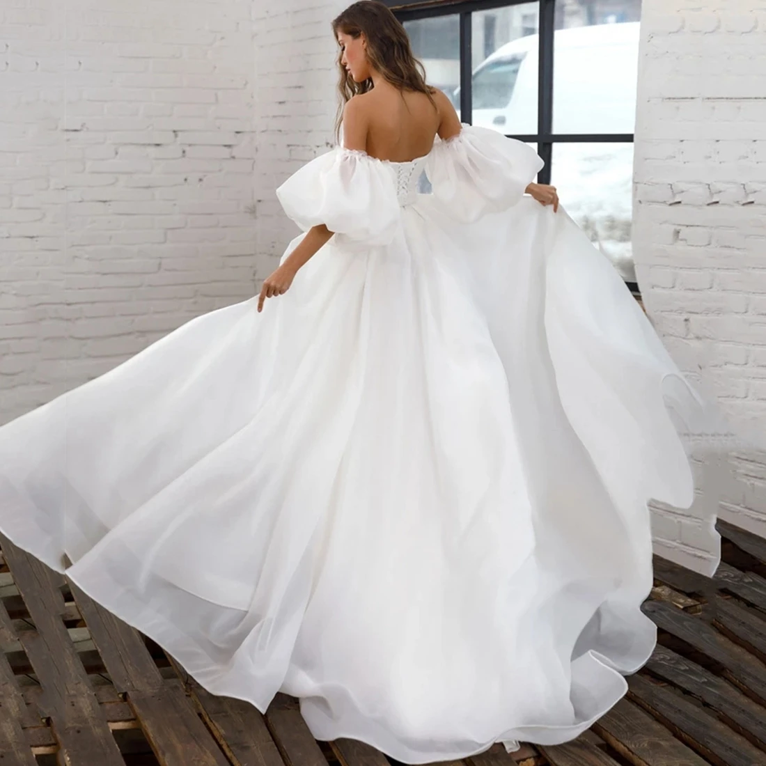 New Arrival Bubble Sleeves Wedding Dress with Sweetheart Neckline and Organza Floor-Length Skirt