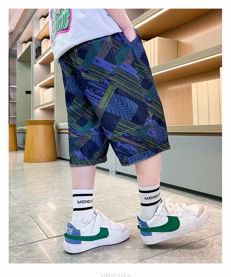 Neue, modische Jeansshorts für Jungen im Teenageralter, ideal für den Sommer, als Teil eines stylischen Streetwear-Outfits, lässige Caprihosen mit Print, für Kinder und Jugendliche, Größe 5-14 Jahre. – Detail 8