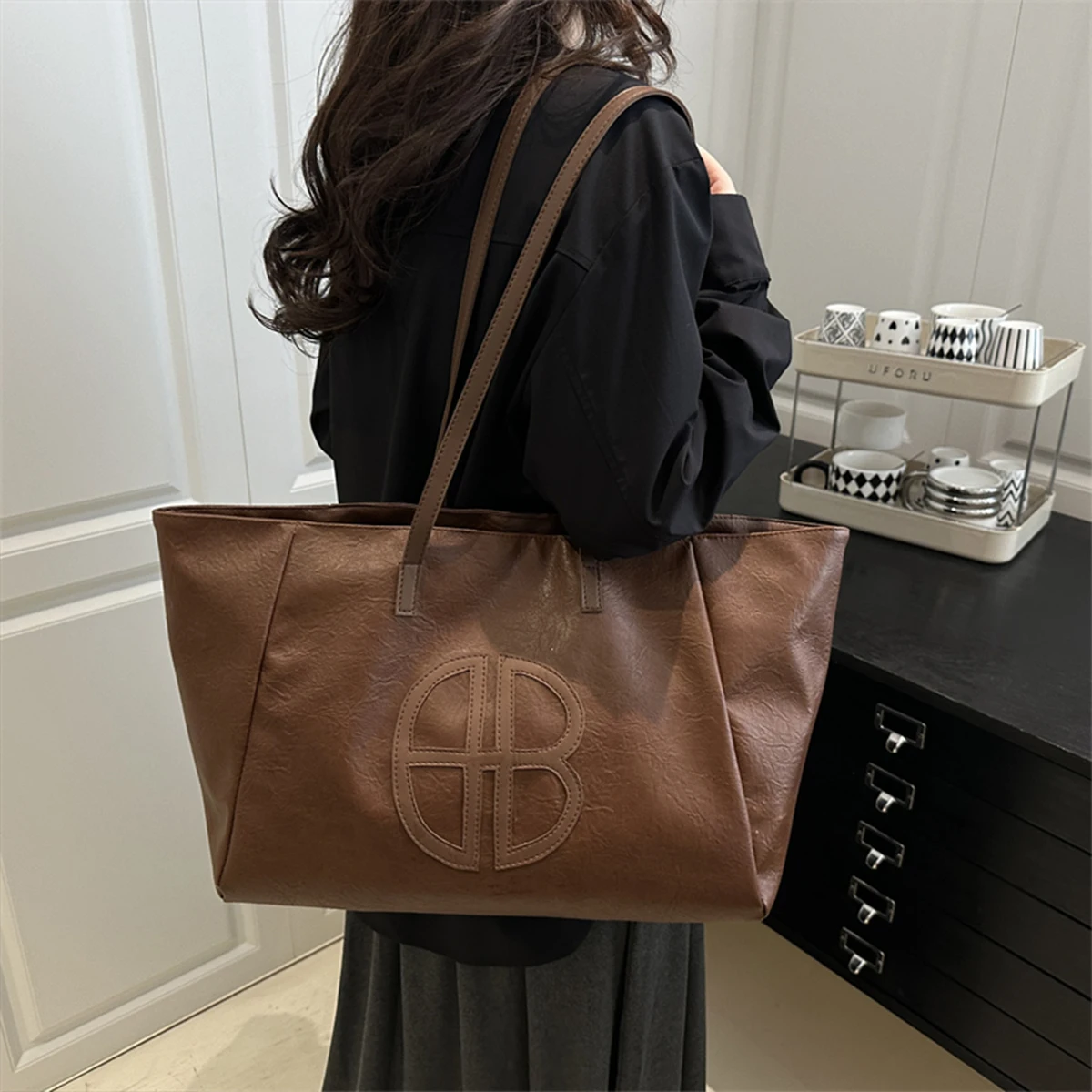 حقيبة يد نسائية عصرية بلون سادة من جلد البولي يوريثان بسعة كبيرة وشعار دائري مقاوم للماء وسحاب حقيبة كتف للاستخدام اليومي