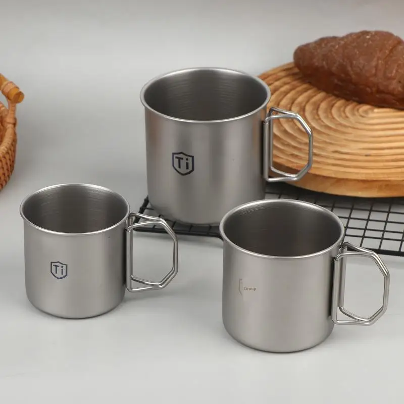 Neuer Verkaufsschlager: Titan-Stahl-Kaffeebecher mit Klappgriff für Outdoor-Camping, Wasserbecher, Geschirr für Heiß- und Kaltgetränke