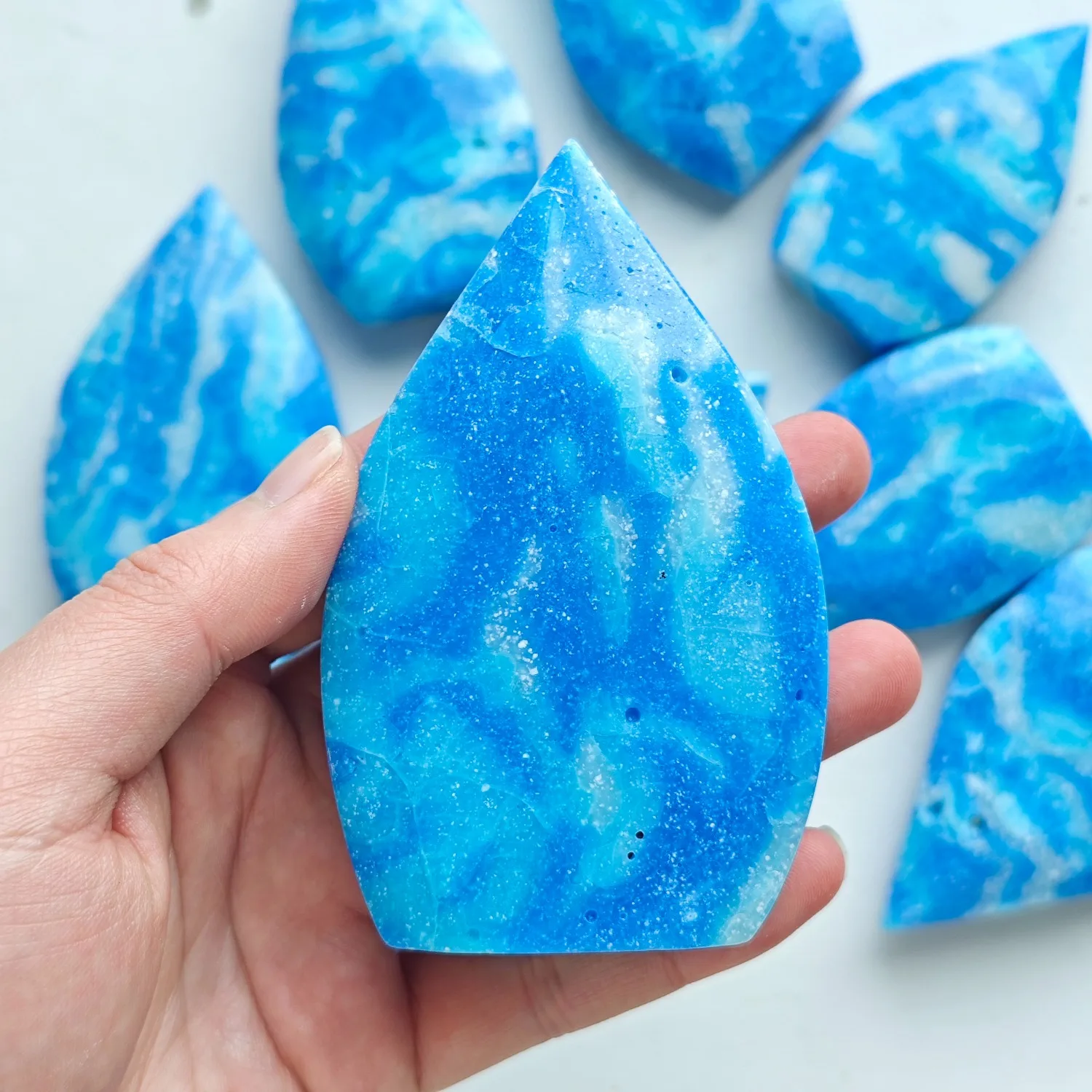 1 Stück Einzigartiges Dominikanisches Larimar Tropfenförmiges Ornament - Künstliche Kristall-Wassertropfen-Schnitzerei mit Blau-Weißer Marmorierung