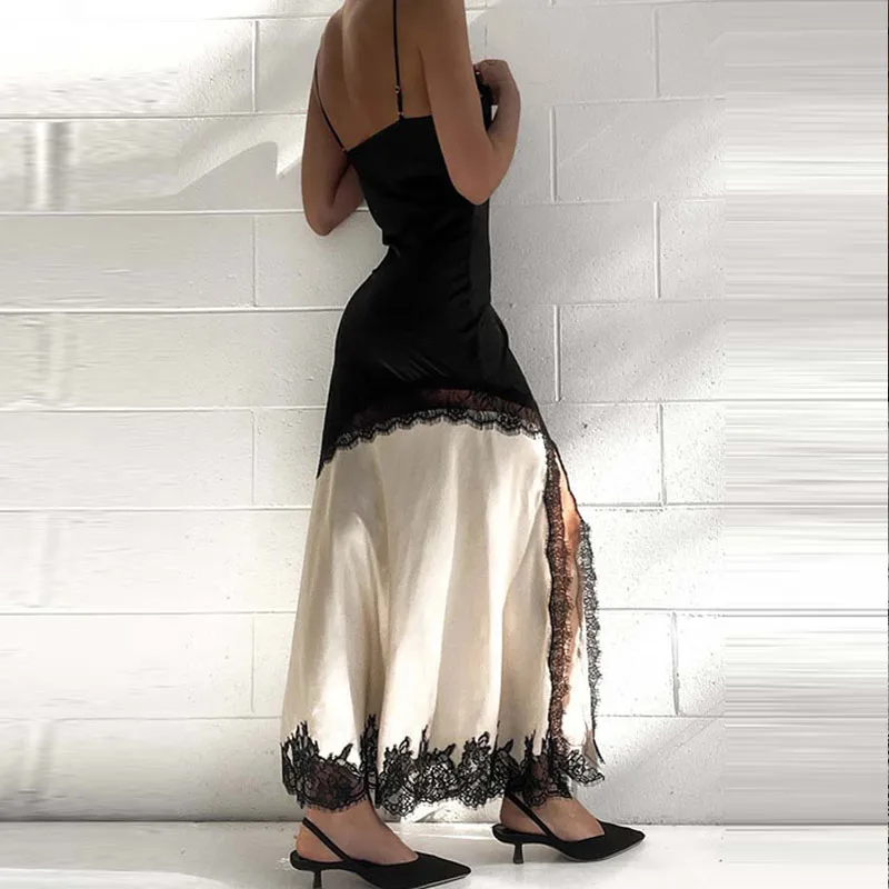 Sukienka długa bez rękawów z koronkowymi wstawkami, seksowna, z blokami kolorów, dopasowana, satynowa sukienka na imprezę, elegancka sukienka na ramiączkach z dekoltem w serek i rozcięciem.