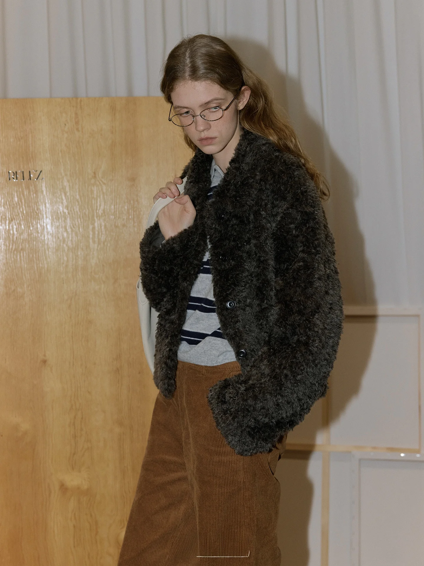 Jaqueta Feminina Casual de Couro com Forro de Pele, Manga Longa, Gola Dobrável e Fecho – Moda e Conforto para o Inverno