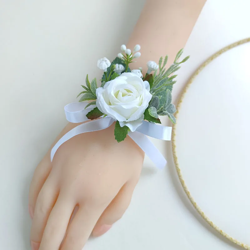 Boutonniere ช่อดอกไม้งานแต่งงานดอกไม้ผ้าไหมเทียมสีขาวสร้อยข้อมือสีขาวสำหรับเพื่อนเจ้าสาวผู้ชายกระดุมสำหรับแขกที่มาแต่งงาน