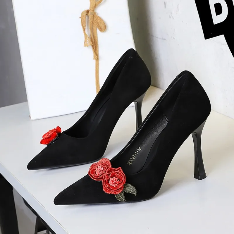 

10cm Women's Pumps and Heels Beautiful Rose Decoration French High Heels Pointed Head Shallow Mouth Fine Heel Women Single Shoes