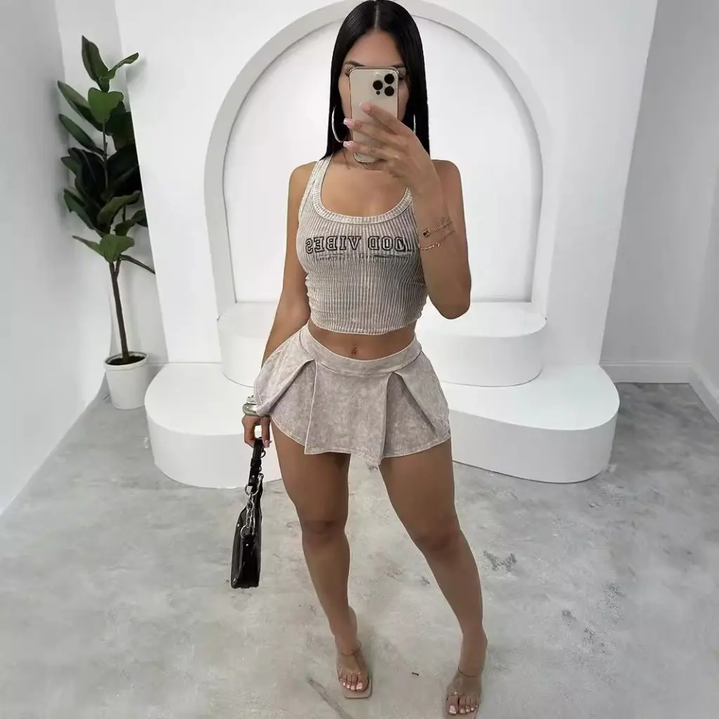 

Летний комплект с коротким жилетом и плиссированной юбкой для женщин, наряд для горячих девушек в европейском и американском стиле с буквенным принтом