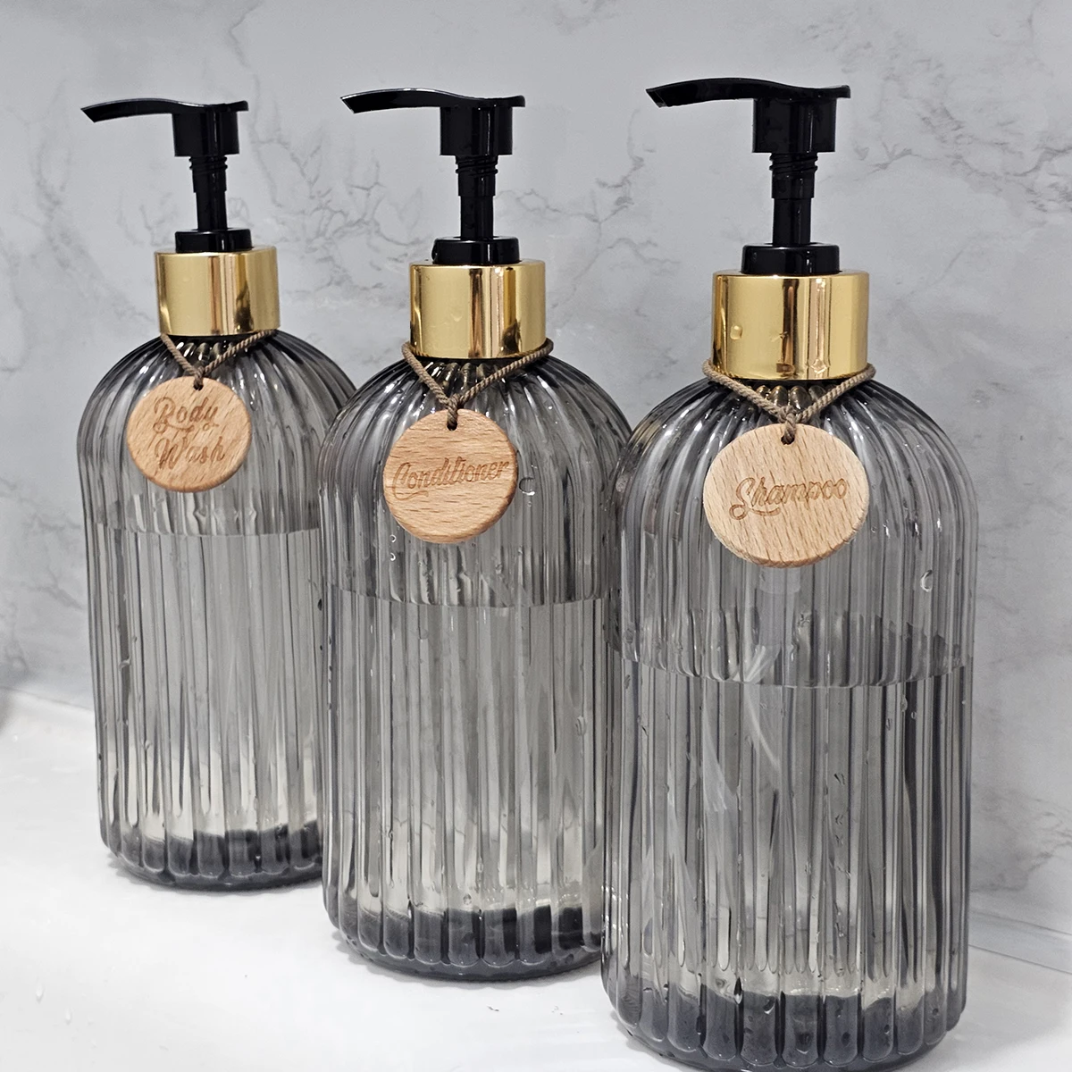 3er-Set Elegante Shampoo-, Conditioner- und Duschgel-Spenderflaschen mit Etiketten, ideal für das Badezimmer, nachfüllbare Kunststoffflasche – Detail 2