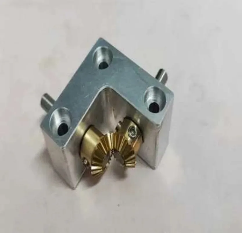 

Коммутатор под прямым углом, небольшая коническая коробка передач, угол привода 90 градусов, преобразователь выходного вала, диаметр 4 мм, передаточное число 1:1